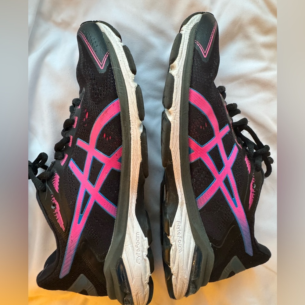 ASICS GT 2000 Running Shoes. Size 8. Used Good Condition. Minor ware.